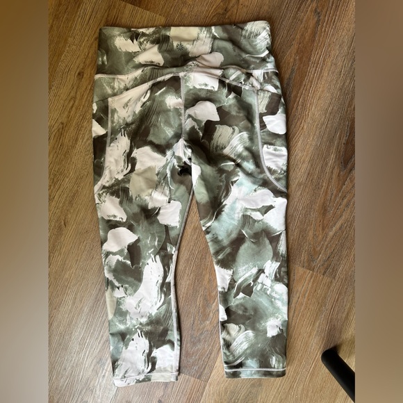 Athleta Ultimate Stash II Capri color Painted Energy Olive Size large, leggings - Picture 6 of 8